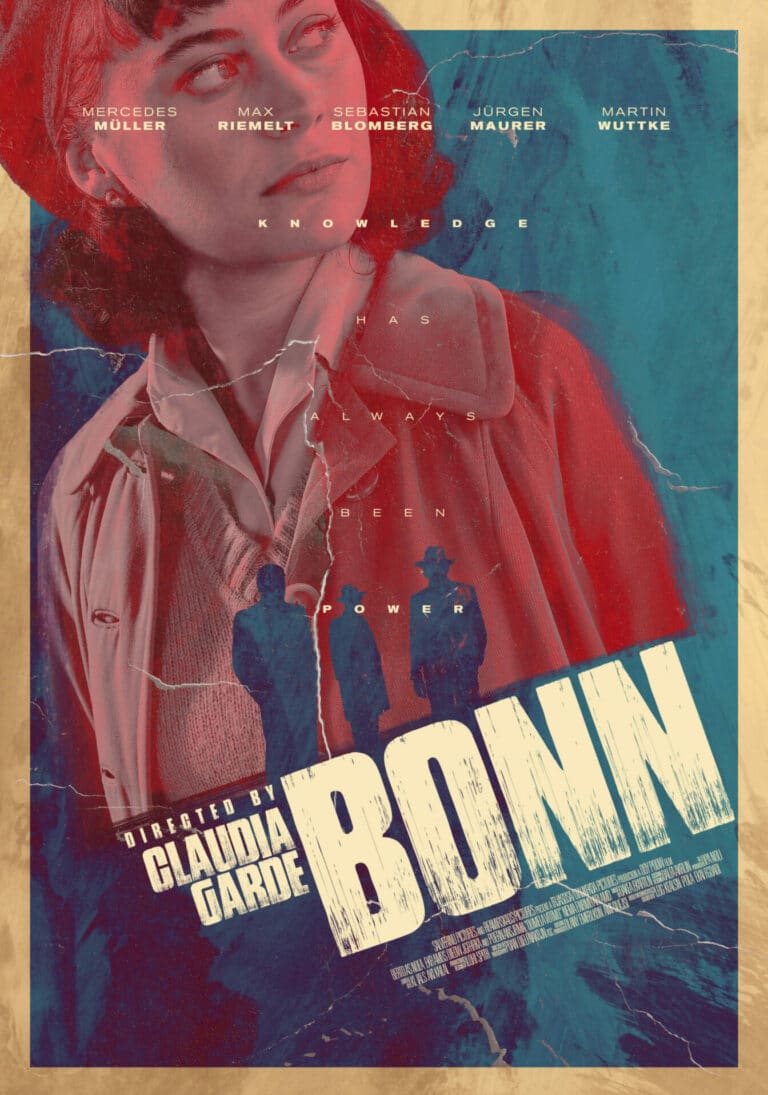 Stilisiertes Vintage-Filmplakat für „Bonn“, mit einer Nahaufnahme eines Frauengesichts im Hintergrund und Silhouetten von Menschen im Mittelgrund. Der Text enthält Schauspielernamen und lautet „Regie: Claudia Garde“ und „Wissen war schon immer Macht“. Farbpalette in Rot und Blau.