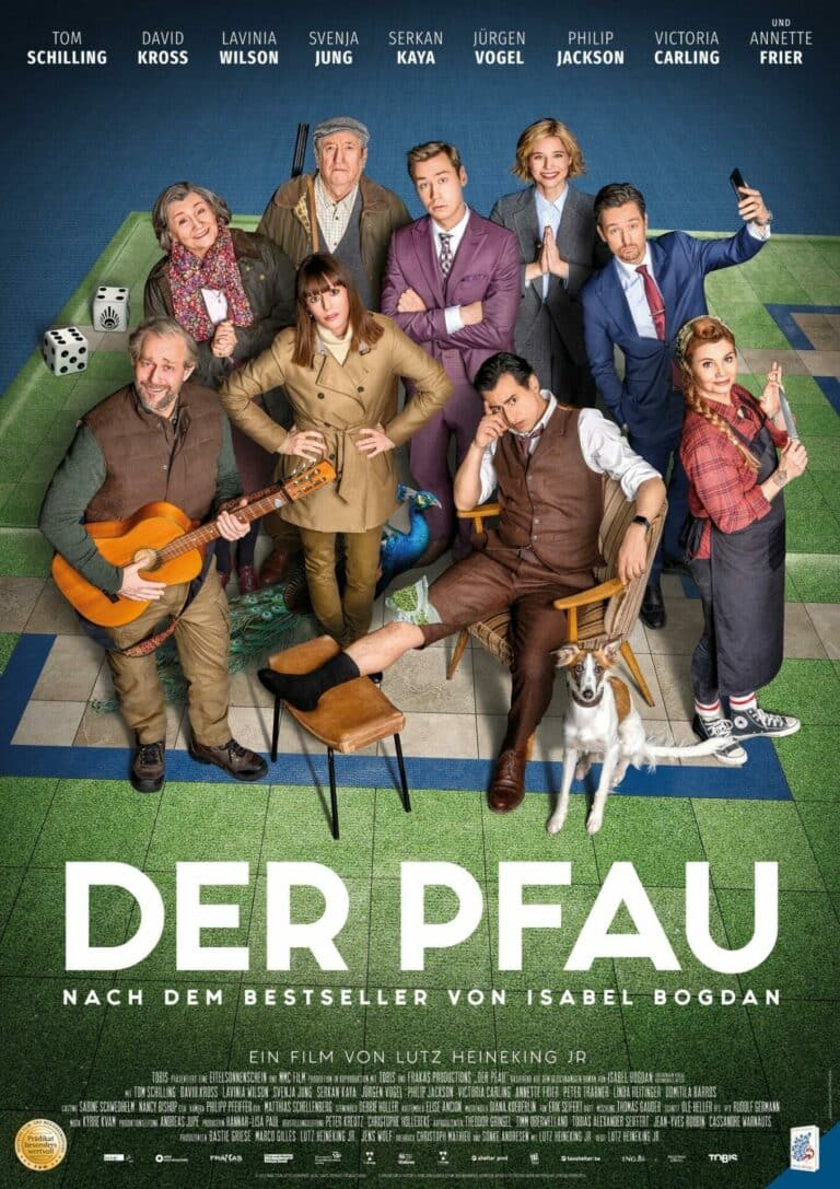 Das Poster zum Film „Der Pfau“ zeigt eine Gruppe von Figuren, die in einer ungezwungenen Umgebung im Freien arrangiert sind. Einige posieren, andere sitzen und eine Person hält eine Gitarre. Ein Hund ist ebenfalls anwesend. Der Hintergrund ist ein blauer Rasen, und unten sind der Titel und die Credits zu sehen.