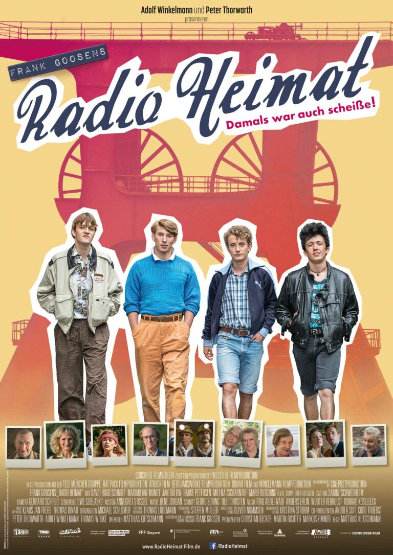 Plakat zum Film "Radio Heimat". Es zeigt vier junge Männer in lässiger 80er-Jahre-Kleidung vor einem rötlichen Industriehintergrund. Der Titel ist prominent oben zu sehen, am unteren Rand sind kleinere Bilder anderer Charaktere und Stuntszenen aus dem Film zu sehen.