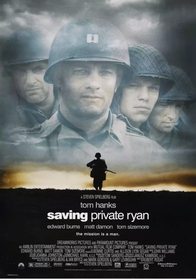 Filmplakat für „Der Soldat James Ryan“ mit Soldaten in Helmen aus dem Zweiten Weltkrieg. Tom Hanks ist in der Mitte zu sehen, im Hintergrund sind die Gesichter anderer Soldaten zu sehen. Darunter läuft ein Stuntman im Morgengrauen über ein Schlachtfeld. Filmcredits und Titel in großen Texten unten.
